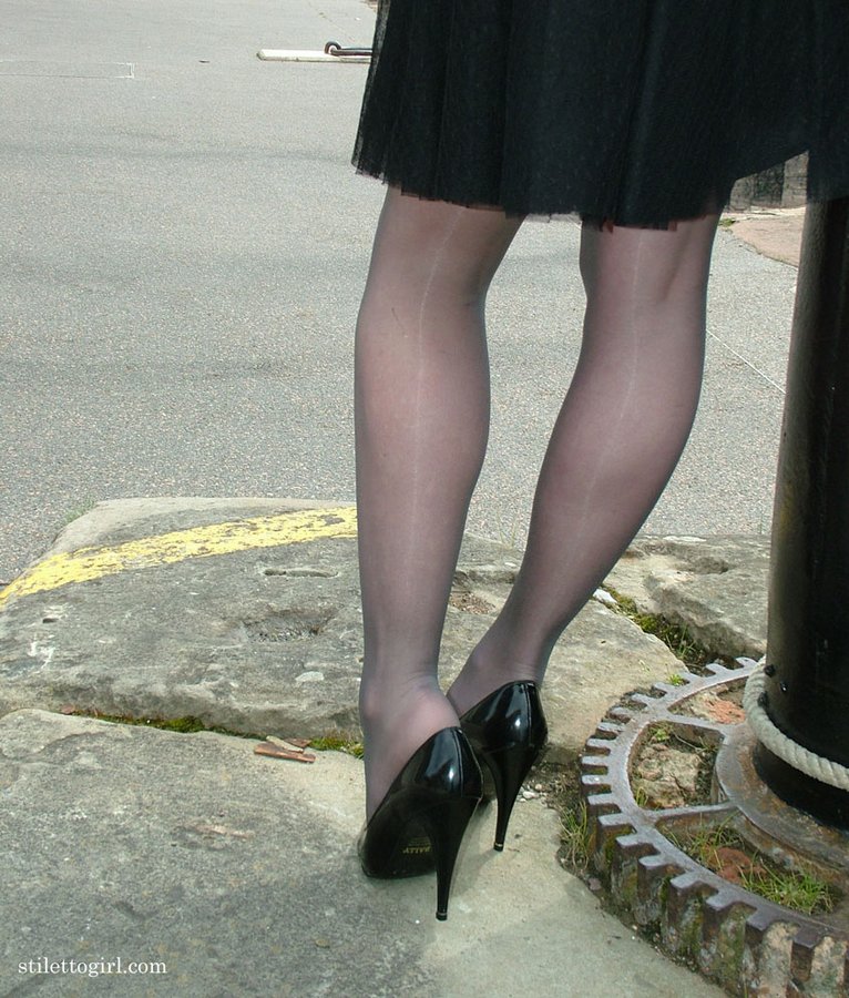 lady in pumps and pantyhose