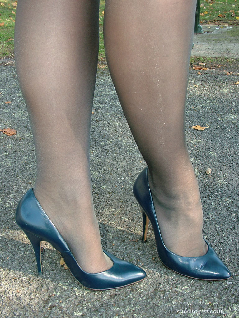 office whore in pumps and stockings