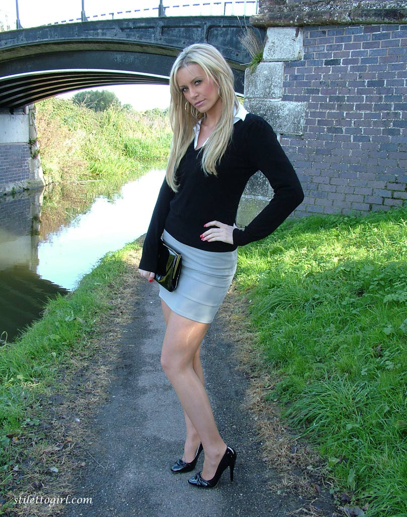 lady in pumps and nylons