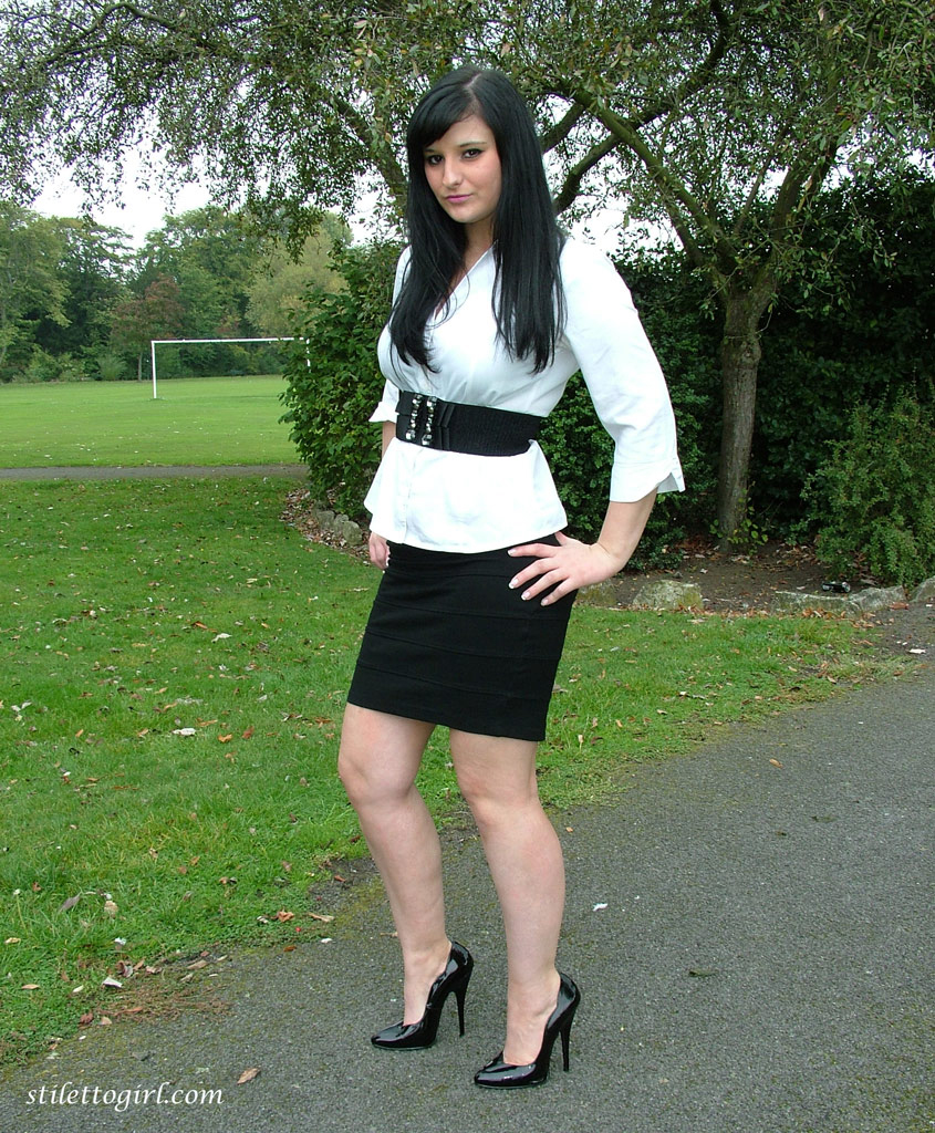 Fille de bureau dans les pompes et bas sexy